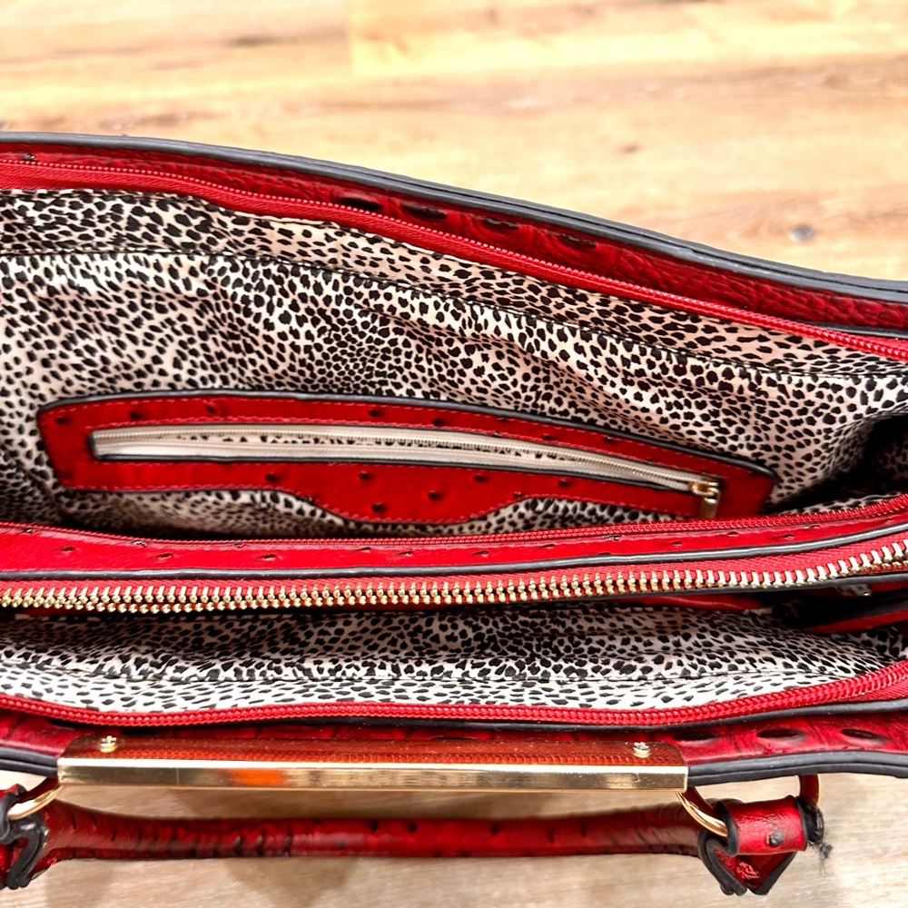 Stunning Red Crocodile Textured Handbag – Chic & Statement-Making! - Picture 4 of 8